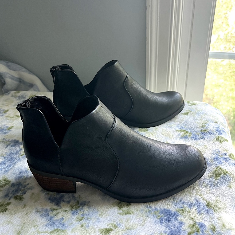 Black size 8 BOC Booties